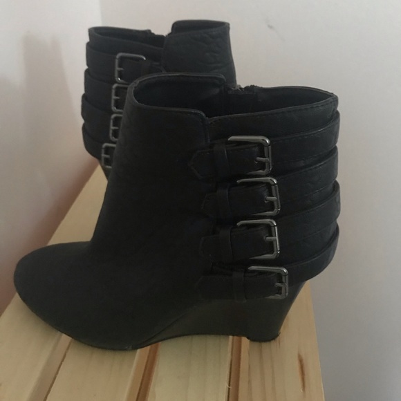 Shoes size 8.5 - Picture 2 of 4